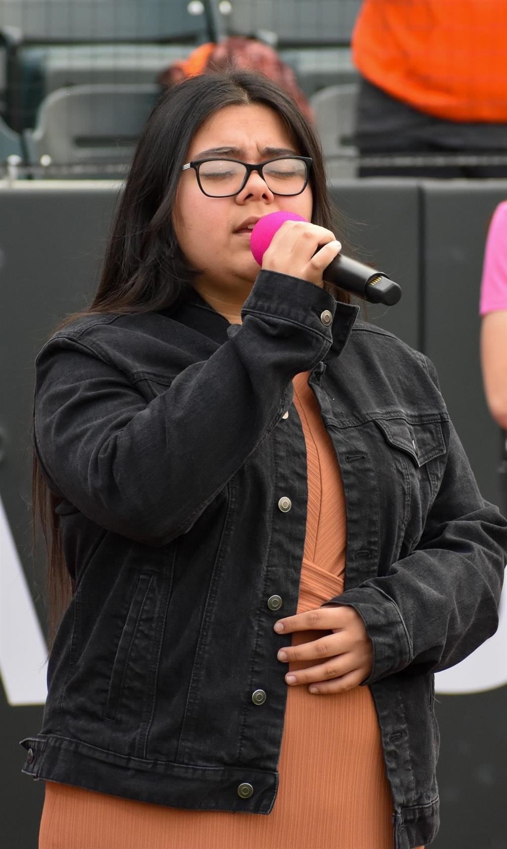  Photo of  Anahi Arroyo singing